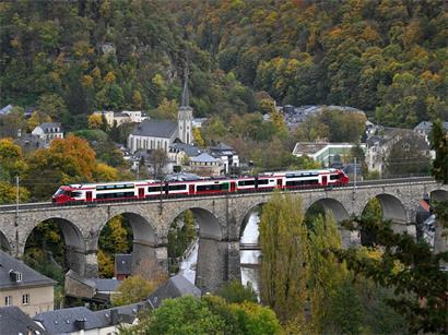 CFL-Zug fährt über historisches Viadukt im Alzette-Tal bei Luxemburg-Stadt, Eisenbahn und Landschaft kombiniert