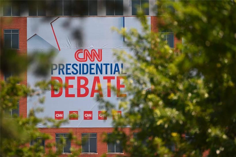 Ein CNN-Schild hängt vor den Studios von Turner Entertainment Networks, während Atlanta sich auf die erste Präsidentschaftsdebatte vorbereitet
