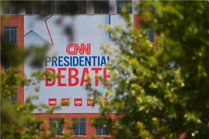 Ein CNN-Schild hängt vor den Studios von Turner Entertainment Networks, während Atlanta sich auf die erste Präsidentschaftsdebatte vorbereitet
