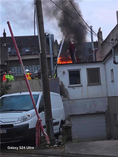 Ein Carport in der rue d’Audun in Esch hat am Sonntagabend Feuer gefangen
