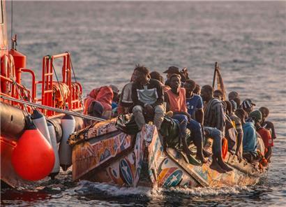 Ein „Cayuco“-Boot aus dem Senegal mit 136 Migranten an Bord, das von der spanischen Salvamento Maritimo aus dem Meer gerettet wurde
