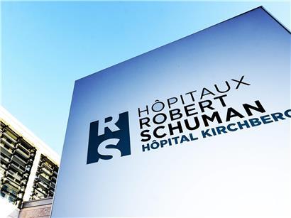 Chirurg der Hôpitaux Robert Schuman bei Knieoperation im Operationssaal, Thema unnötige Eingriffe und medizinische Verantwortung