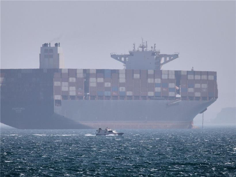 Containerschiff vor Anker in der strategisch wichtigen Straße von Hormus unter klarem Himmel