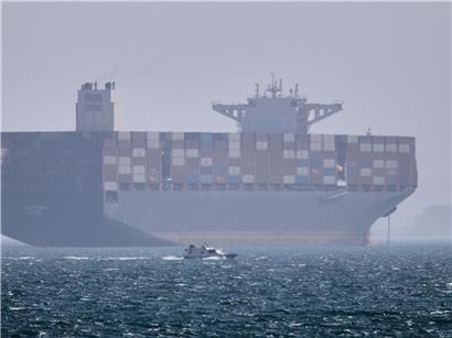 Containerschiff vor Anker in der strategisch wichtigen Straße von Hormus unter klarem Himmel