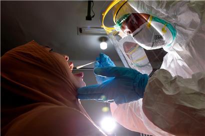 Ein Covid-19-Test in Jakarta: Besonders besorgniserregend ist die hohe Anzahl an Kindern, die an dem Virus gestorben sind
