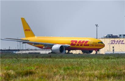 Ein DHL-Flugzeug vor dem DHL Air Hub auf dem Flughafen Leipzig 
