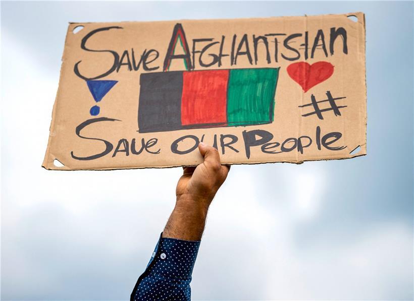 Ein Demonstrant hält am 21. August 2021 in Rotterdam ein Plakat während einer Kundgebung zur Unterstützung Afghanistans nach der Übernahme des Landes durch die Taliban hoch
