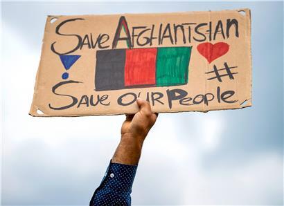 Ein Demonstrant hält am 21. August 2021 in Rotterdam ein Plakat während einer Kundgebung zur Unterstützung Afghanistans nach der Übernahme des Landes durch die Taliban hoch

