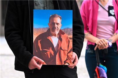 Ein Demonstrant hält ein Bild des im Iran zum Tode verurteilten Iranisch-Deutschen Jamshid Sharmahd
