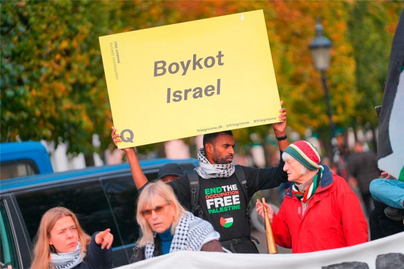 Ein Demonstrant in Kopenhagen fordert einen Boykott des Staates Israel
