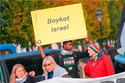 Ein Demonstrant in Kopenhagen fordert einen Boykott des Staates Israel
