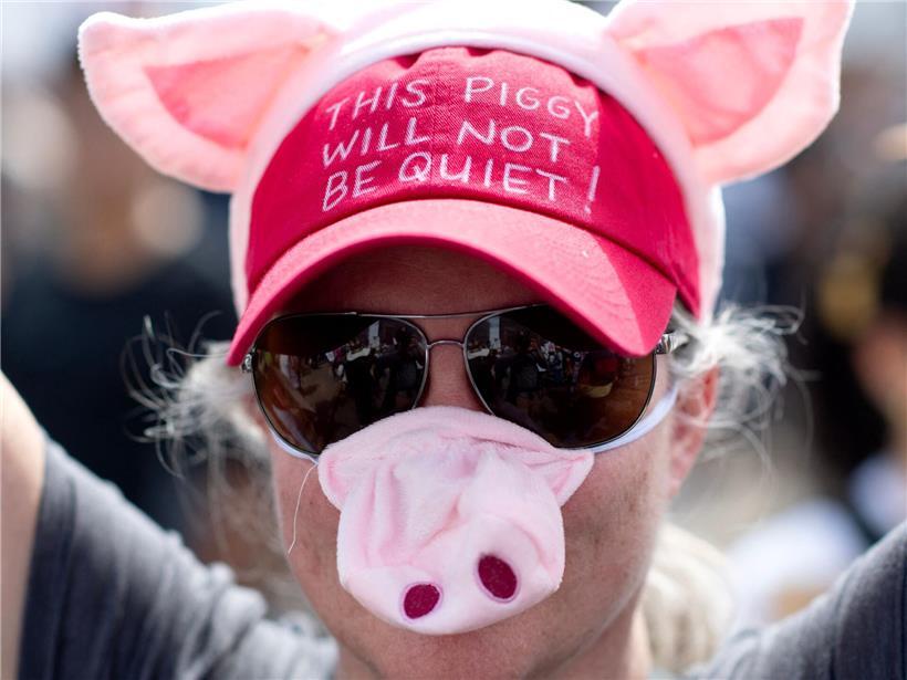 Demonstrant mit Schweinenase und rotem Hut „This Piggy Will Not Be Quiet“ bei No Kings Kundgebung in Denver 2026