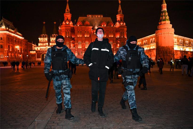 Ein Demonstrant wird in Moskau verhaftet, weil er den Krieg in der Ukraine kritisiert
