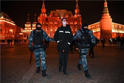 Ein Demonstrant wird in Moskau verhaftet, weil er den Krieg in der Ukraine kritisiert
