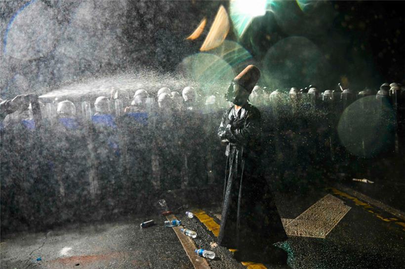 Ein Derwisch trotzt der Polizeigewalt: Vom Westen alleingelassen, kämpfen die Menschen in der Türkei alleine für die Demokratie

