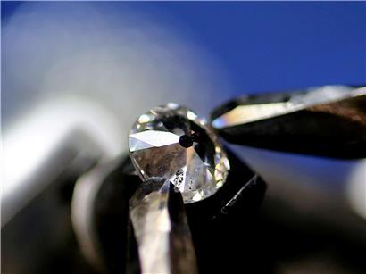 Diamant wird präzise geschliffen, symbolisch für politische Hardliner im Wettbewerb um Härtegrade und Durchsetzungsstärke.