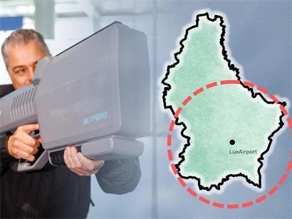 Ein Drohnen-„Jammer“ bei einer Präsentation im August in Nürnberg. Das Gerät soll den Funkkontakt zwischen Drohne und Fernbedienung stören. Rechts: Ein Radius von 30 Kilometern rund um den Flughafen Findel. Ein Experte sagt, dass die Drohnen sehr wahrscheinlich eine Reichweite von 25 bis 30 Kilometern haben.