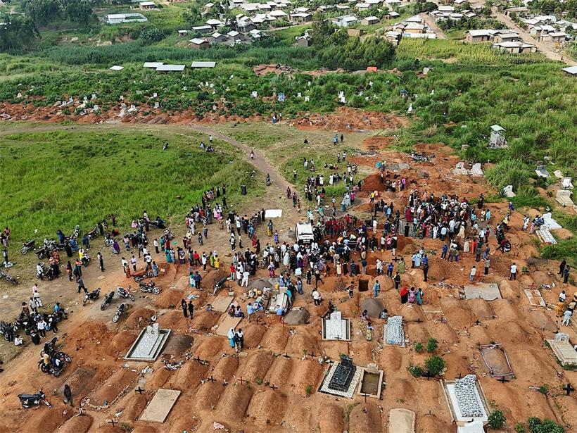Ein Drohnenfoto zeigt einen Friedhof in der Nähe von Bunia in der Provinz Ituri in der Demokratischen Republik Kongo
