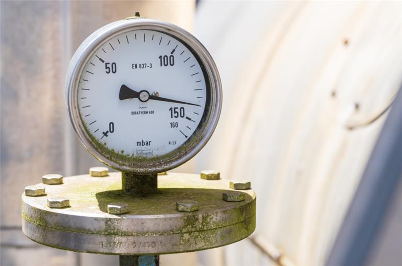 Ein Druckmesser an einer Gasspeicher-Anlage
