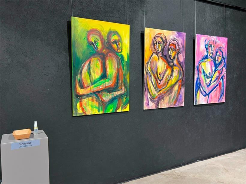 Ein Dufterlebnis: Das Spray neben den Gemälden dient nicht der Desinfektion, sondern ist der Duft zur Kunst
