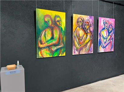 Ein Dufterlebnis: Das Spray neben den Gemälden dient nicht der Desinfektion, sondern ist der Duft zur Kunst
