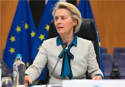 Ein EU-Gericht urteilt am Mittwoch über die Herausgabe von Textnachrichten zwischen EU-Kommissionspräsidentin Ursula von der Leyen und Pfizer-Chef Albert Bourla
