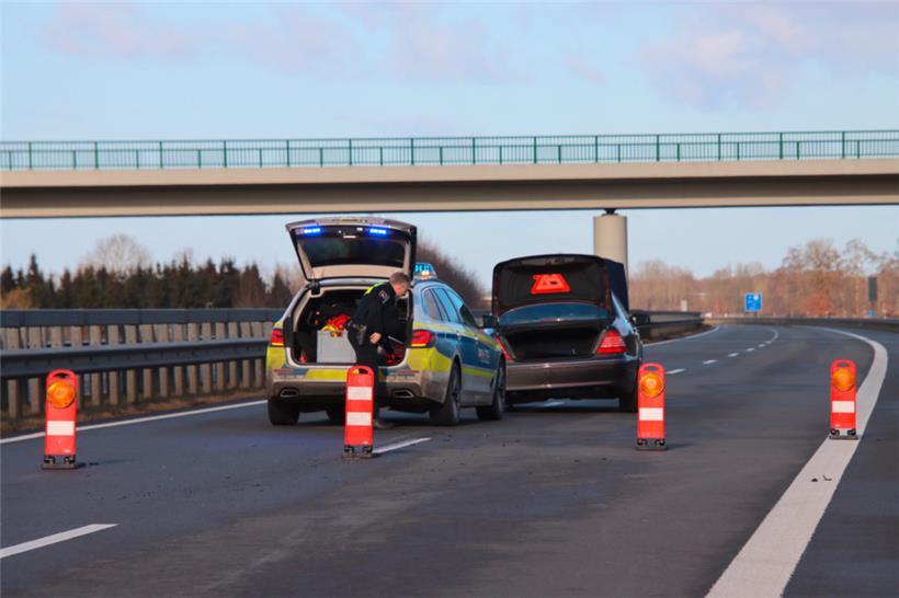 Ein Einsatzfahrzeug der Polizei steht hinter einem Fahrzeug auf der Autobahn 31. An einem deutsch-niederländischen Grenzübergang fährt ein Autofahrer einer Kontrolle davon.
