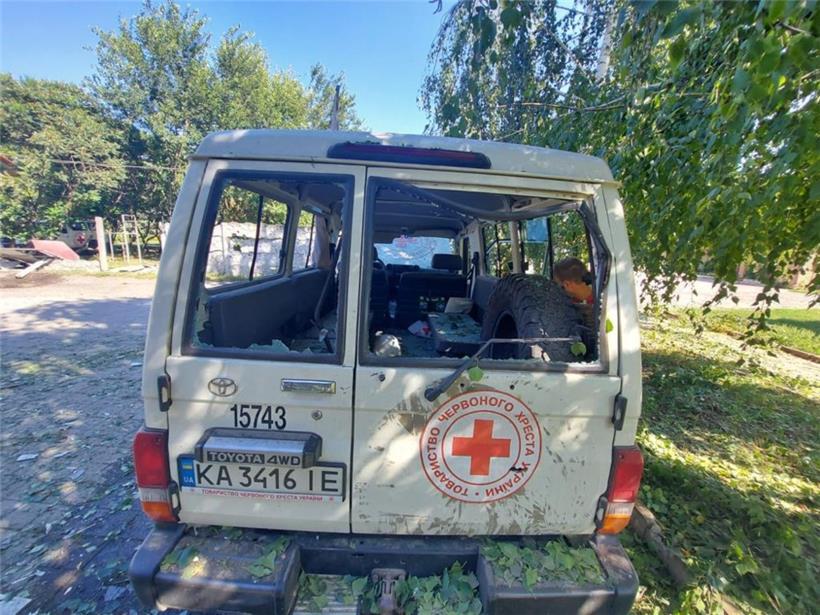 Ein Einsatzwagen des Roten Kreuzes in der Ukraine: Maksym Dotsenko sieht keinen Respekt mehr vor dem Emblem des Roten Kreuzes
