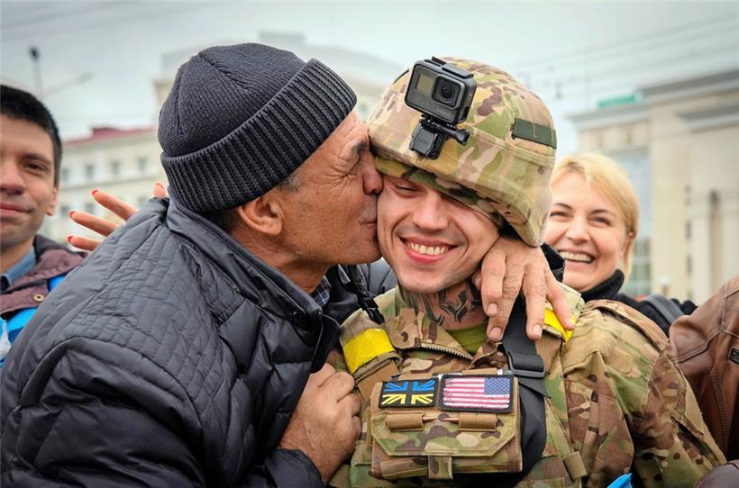 Ein Einwohner von Cherson küsst einen ukrainischen Soldaten
