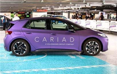 Ein Elektroauto von VW mit dem Aufdruck der Sparte Cariad ist während der Internationalen Automobil-Ausstellung (IAA Mobility) bei einer Vorführung zum Thema „Autonomes Parken – Automated Valet Parking (AVP)“ in einem Parkhaus zu sehen 
