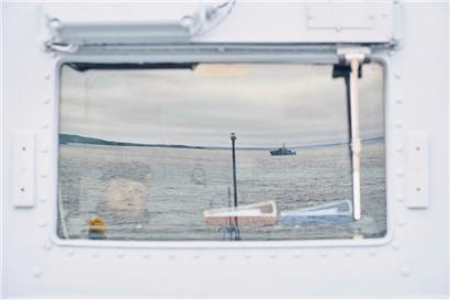 Ein Estnisches Marineschiff fährt in der Ostsee im Rahmen verstärkter NATO-Patrouillen in der Region nach einem mutmaßlichen Sabotageakt an Unterseekabeln
