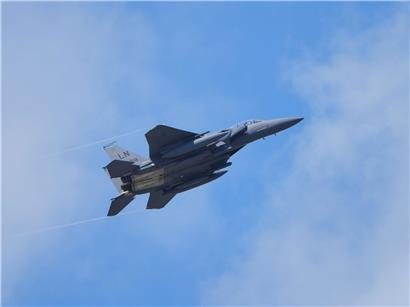 F-15E Strike Eagle der US-Luftwaffe fliegt über die Farnborough International Airshow im klaren Himmel