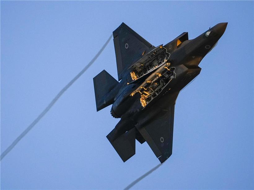 F-35-Kampfflugzeug der israelischen Luftwaffe fliegt über Abschlussfeier neuer Piloten am Luftwaffenstützpunkt Hatzerim bei Beerscheba