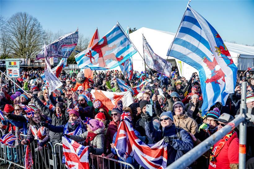 Ein Fahnenmeer in Liévin: mittdendrin der Rote Löwe
