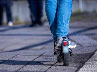 Ein Fahrer mit seinem E-Roller