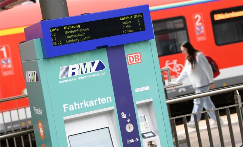 Ein Fahrkartenautomat des Rhein-Main-Verkehrsverbundes im Hofheimer Bahnhof an einem Gleis. Derzeit bereiten sich die Verkehrsverbünde auf das 9-Euro-Ticket vor, das ab 1. Juni gelten soll.
