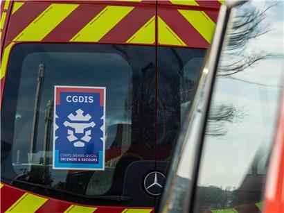 Fahrradfahrer nach schwerem Unfall wird ins Krankenhaus transportiert, Unfallaufnahme und Rettung im Einsatz