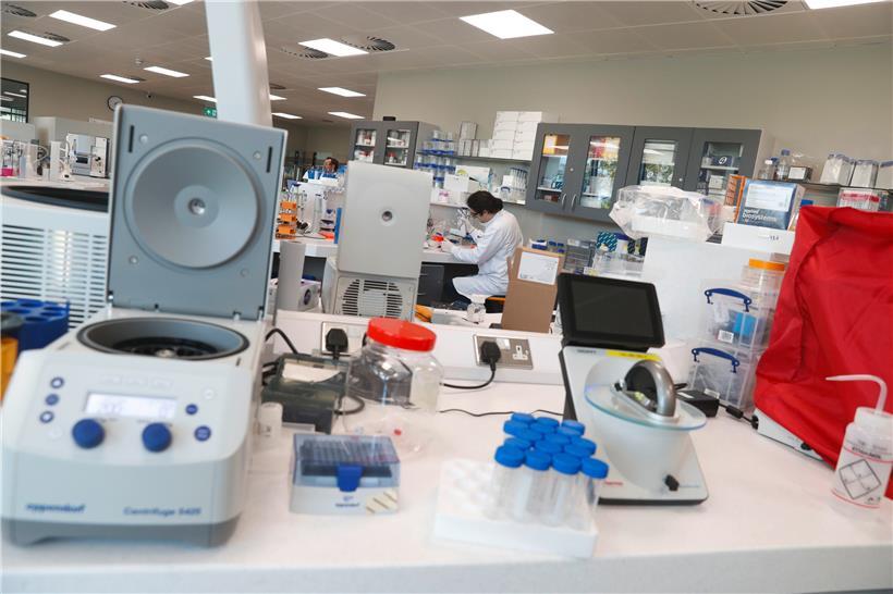 Ein Faktor bei der Ausbreitung der Pandemie ist, bei wie vielen Infizierten das „Contact Tracing“ gelingt 
