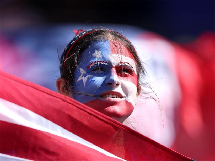 Ein Fan der US-Nationalmannschaft schaut dem Spiel zwischen den USA und Bosnien und Herzegowina zu