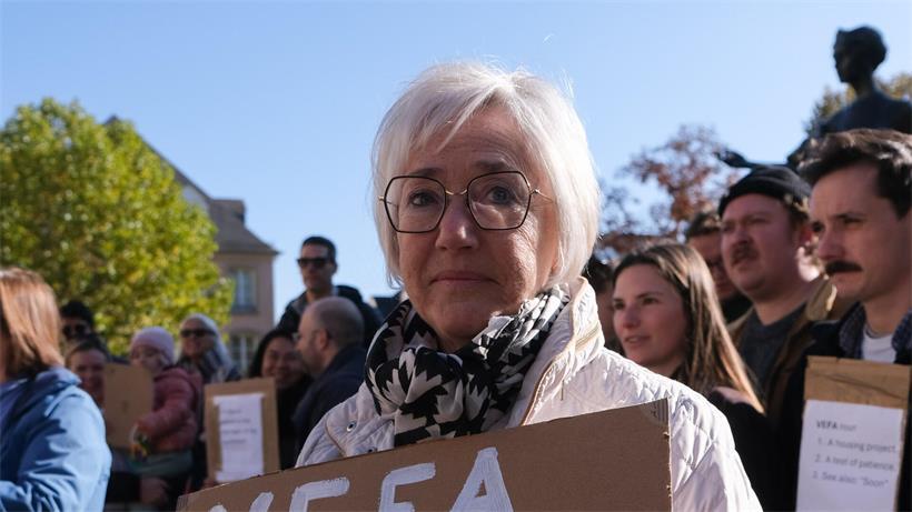 Ein Fass ohne Boden“: So beschreibt Monique Heinz die finanziellen und organisatorischen Folgen der Insolvenz ihres Bauträgers. Wann sie in ihre Wohnung einziehen kann, ist weiterhin ungewiss.