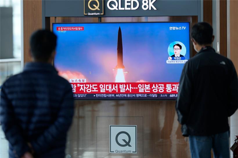 Ein Fernsehbildschirm mit einer Nachrichtensendung, die über Nordkoreas Raketenstart berichtet, ist im Bahnhof von Seoul in Südkorea zu sehen

