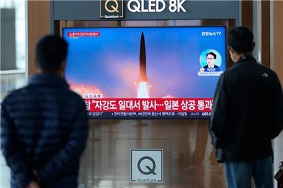 Ein Fernsehbildschirm mit einer Nachrichtensendung, die über Nordkoreas Raketenstart berichtet, ist im Bahnhof von Seoul in Südkorea zu sehen
