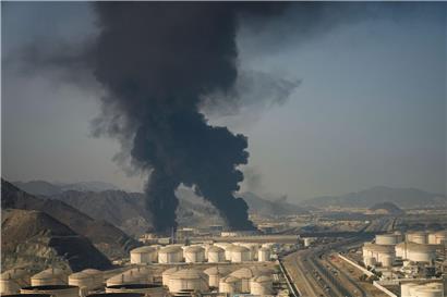 Feuer und Rauch nach Abschuss einer iranischen Drohne über Öleinrichtung in Fudschaira, VAE, laut Behördenmeldung