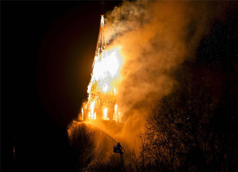 Ein Feuer verwüstet in der Silvesternacht den Turm der Vondelkerk-Kirche in Amsterdam
