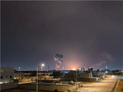 Feuerball nach Explosion in Riad, Saudi-Arabien, steigt hoch in den Himmel auf