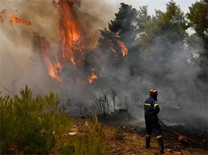 Ein Feuerwehrmann bei einem Waldbrand nordwestlich von Athen