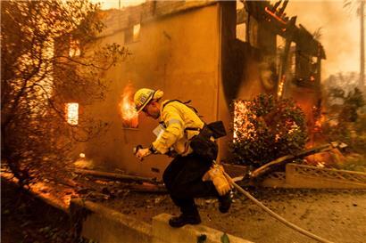 Ein Feuerwehrmann kämpft in Altadena, Kalifornien, gegen das Eaton-Feuer

