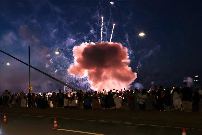 Ein Feuerwerkskörper explodiert in zu niedriger Höhe über Zuschauen beim Abschlussfeuerwerk der Rheinkirmes
