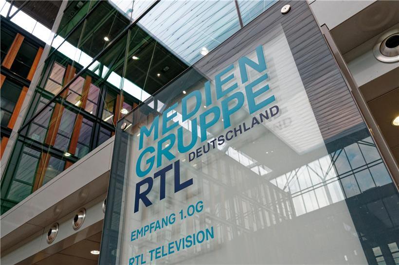 Ein Firmenschild der Mediengruppe RTL Deutschland ist in der Eingangshalle zum Firmengebäude zu sehen
