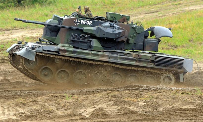 Ein Flugabwehrpanzer vom Typ Gepard fährt auf einem Truppenübungsplatz: Noch bis Ende des Monats will Deutschland die ersten Panzer dieser Art in die Ukraine bringen
